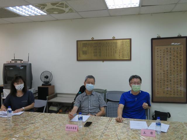 (左起)張理事長、鄭龍華副主任委員、黃肇傑主任委員